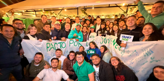 Yamit Noé Hurtado firma compromiso de trabajo con jóvenes en Sogamoso