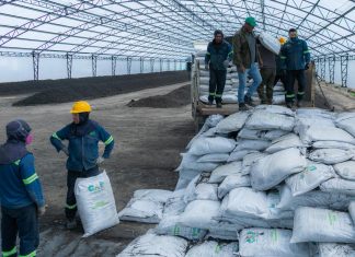 CAR ha entregado más de 25.000 bultos de fertilizante orgánico de buchón de la laguna de Fúquene a las comunidades