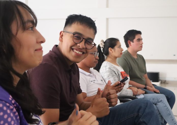 Asamblea Juvenil_ 2 jovenes estudiantes
