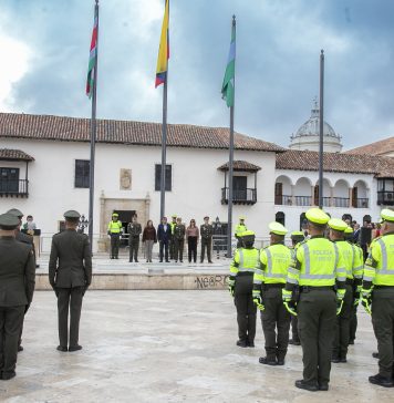 Vuelve la tradicional izada de banderas a la Plaza de Bolívar de Tunja, en imágenes