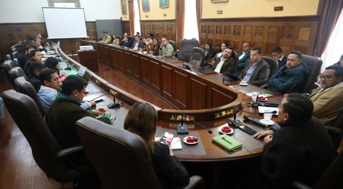 Carlos Amaya sacó a seis integrantes de su gabinete