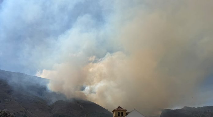 Villa de Leyva, entre el fuego y la incertidumbre: cuatro helicópteros y 350 personas luchan contra el incendio
