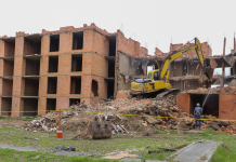 Comenzaron a demoler en Paipa las torres de un proyecto de vivienda que se convirtió en una pesadilla durante 17 años
