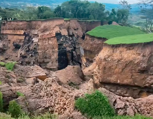 La tierra se abrió en Moniquirá: deslizamiento de 12 hectáreas destruyó una casa y amenaza otras dos